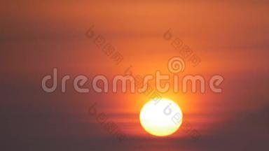 冬日的红日升起，在太阳图像前面的空中交叉处冒出白烟